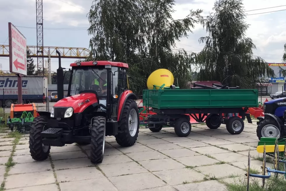 Отгрузили столичным коммунальщикам трактор с прицепом и навесным оборудованием, фото 10