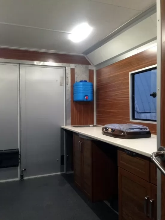 стол внутри вахтовки