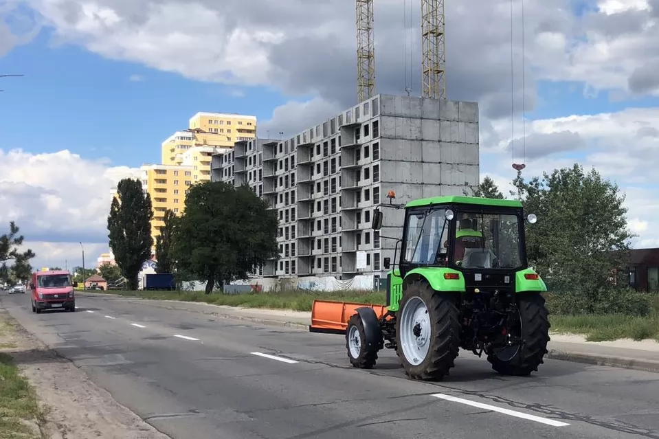 Отгрузили столичным коммунальщикам еще один трактор с навесным оборудованием, фото 8