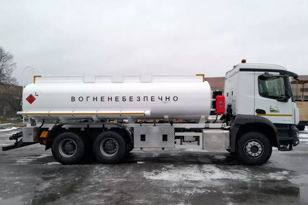 Изготовлен мощный бензовоз на базе Mercedes Benz Arocs, фото 5