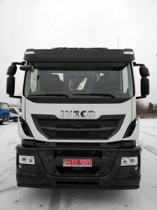 Новая разработка Техкомплект: кран манипулятор PM 15.5 за кабиной седельного тягача IVECO Stralis 420, фото 1