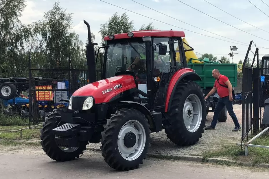Отгрузили столичным коммунальщикам трактор с прицепом и навесным оборудованием, фото 1