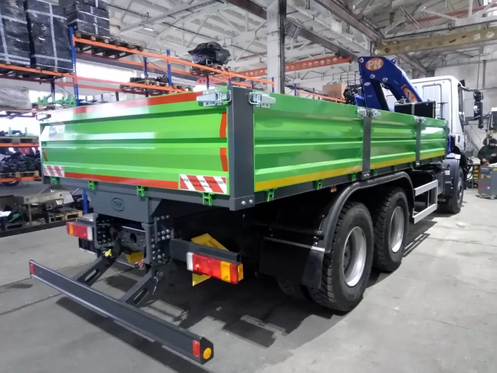 Бортовая платформа IVECO TRAKKER AD380T41 с КМУ PM едет в Донецкую область, фото 1