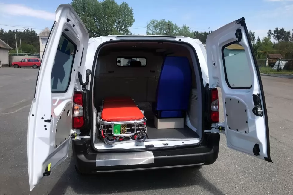 Малый санитарный автомобиль на базе Opel Combo