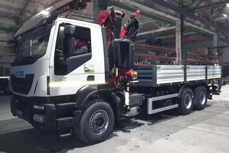 Изготовлена новая бортовая платформа на IVECO Trakker с краном-манипулятором 11,5 т