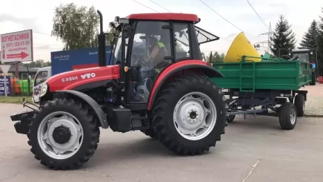 Отгрузили столичным коммунальщикам трактор с прицепом и навесным оборудованием