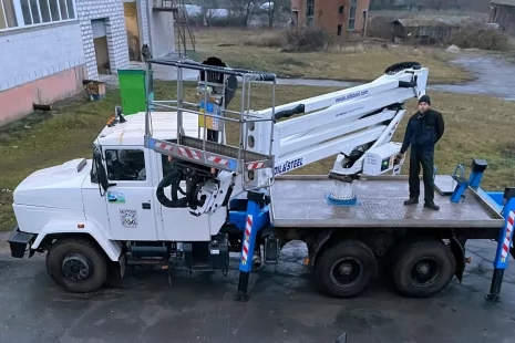 Отремонтирован итальянский автогидроподъемник Oil & Steel Snake 2815 на базе КрАЗ-65053