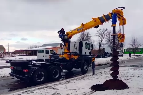 Изготовлена новая бурокрановая машина с краном-манипулятором XCMG