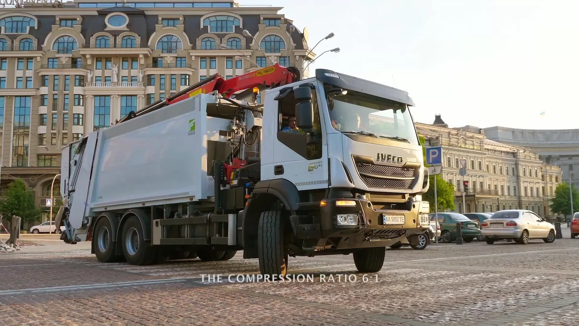 сміттєвоз з краном маніпулятором