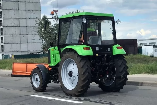 Відвантажили столичним комунальникам ще один трактор з навісним обладнанням, фото 1
