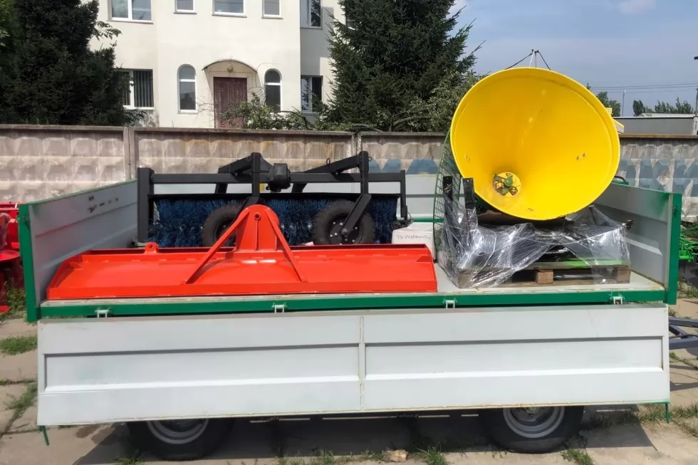 Відвантажили столичним комунальникам трактор із причепом та навісним обладнанням, фото 3