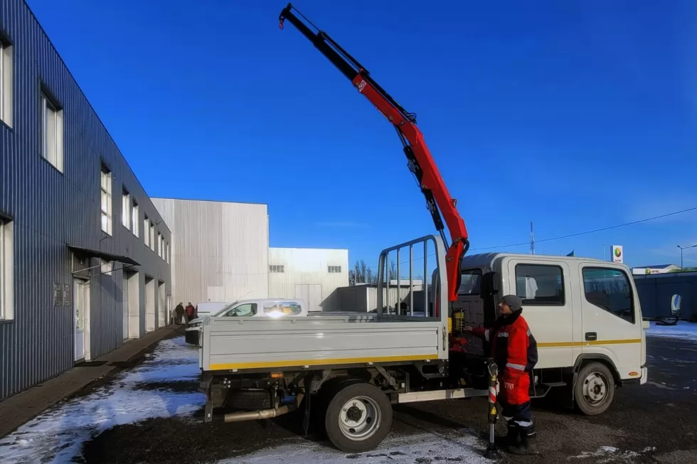 На бортову вантажівку JAC N56DC встановлено італійський кран-маніпулятор, фото 7