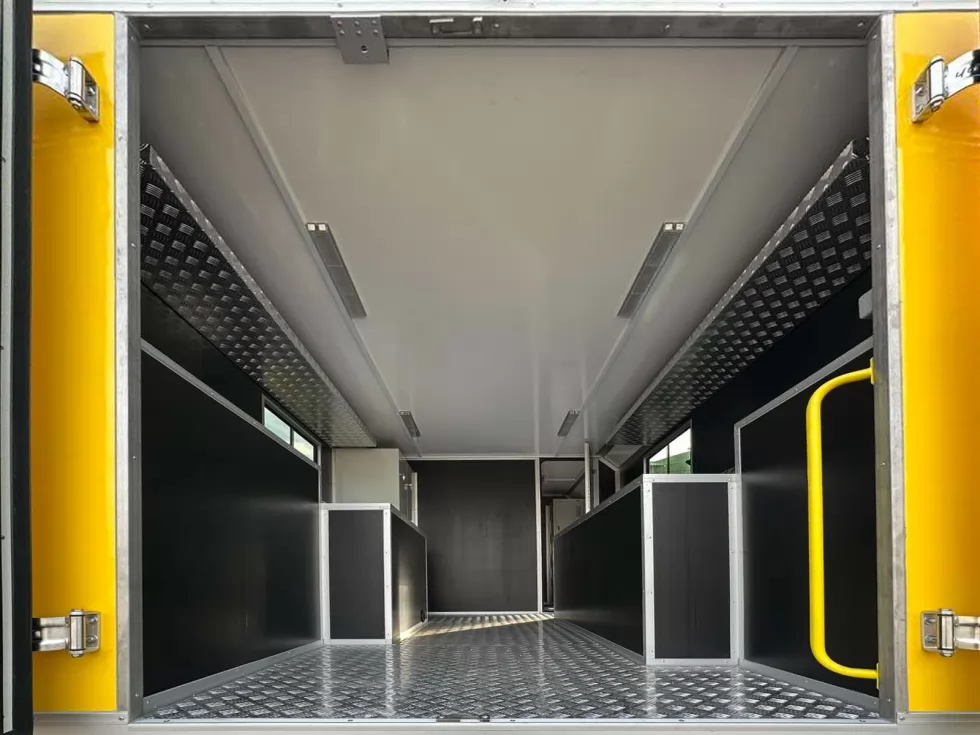 вантажний відсік бригадного автомобіля