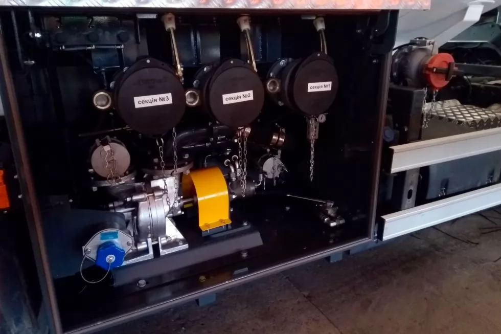 Техкомплект виготовив автопоїзд з автоцистернами 15,5 та 14 м <sup loading=