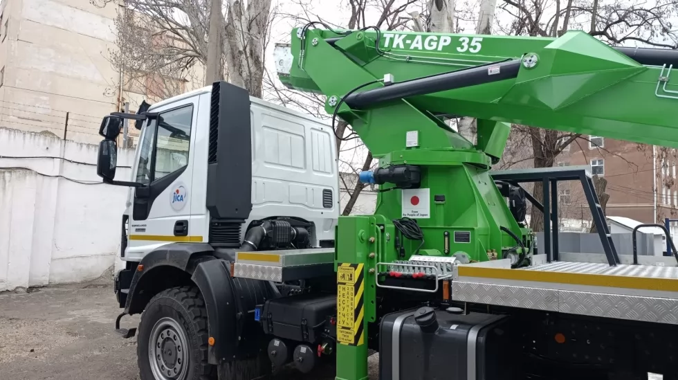 Енергетики Миколаївщини отримали потужну автовишку 35 м на повнопривідному шасі IVECO, фото 11