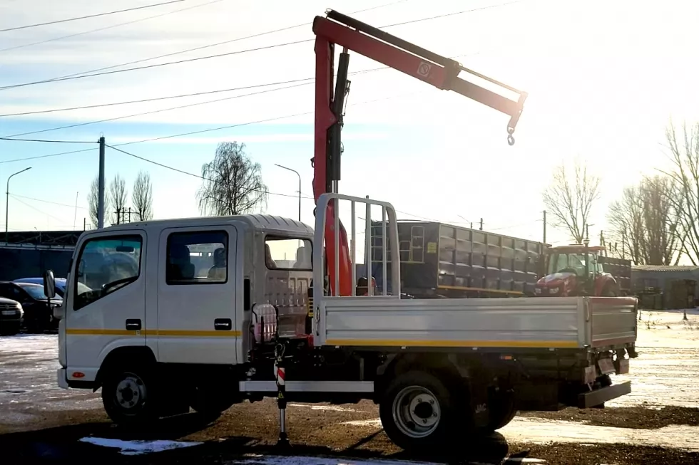 На бортову вантажівку JAC N56DC встановлено італійський кран-маніпулятор, фото 1