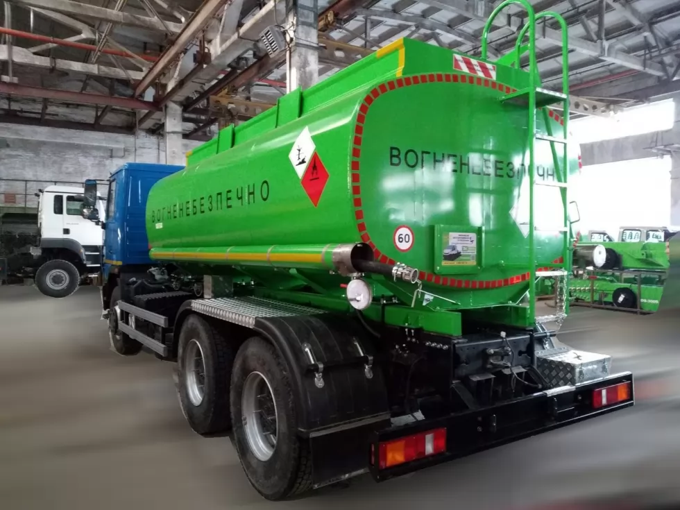 На Заводі Техкомплект запущено у серійне виробництво 12-кубометровий паливозаправник на 3-вісному шасі МАЗ, фото 1