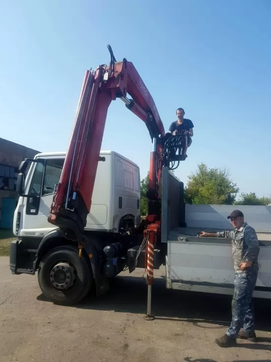 Чим загрожує мимовільне опускання виносної опори в крано-маніпуляторній установці?