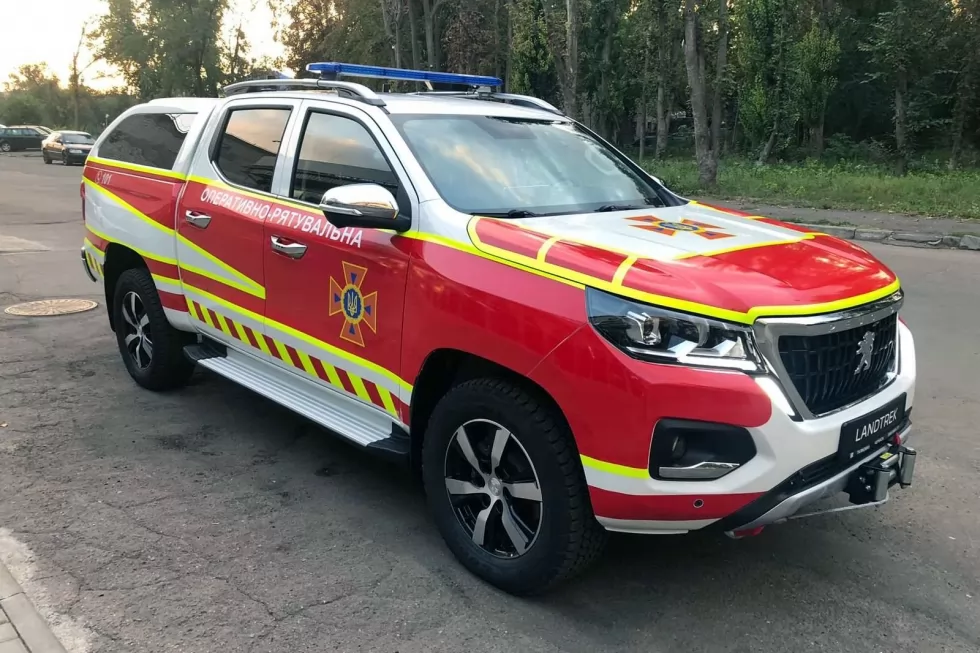 Українські рятувальники з ДСНС отримали партію нових пікапів Peugeot Landtrek, фото 4