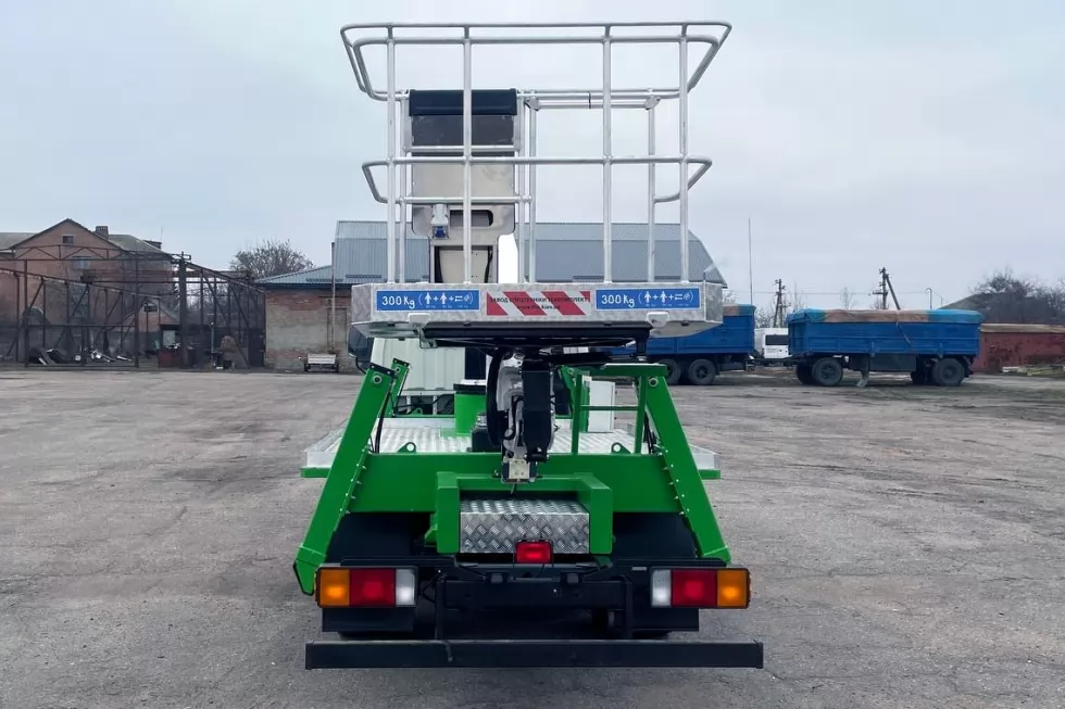 Виготовлено нову італійську автовишку на базі Hyundai HD78, фото 6