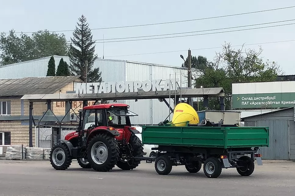 Відвантажили столичним комунальникам трактор із причепом та навісним обладнанням, фото 9