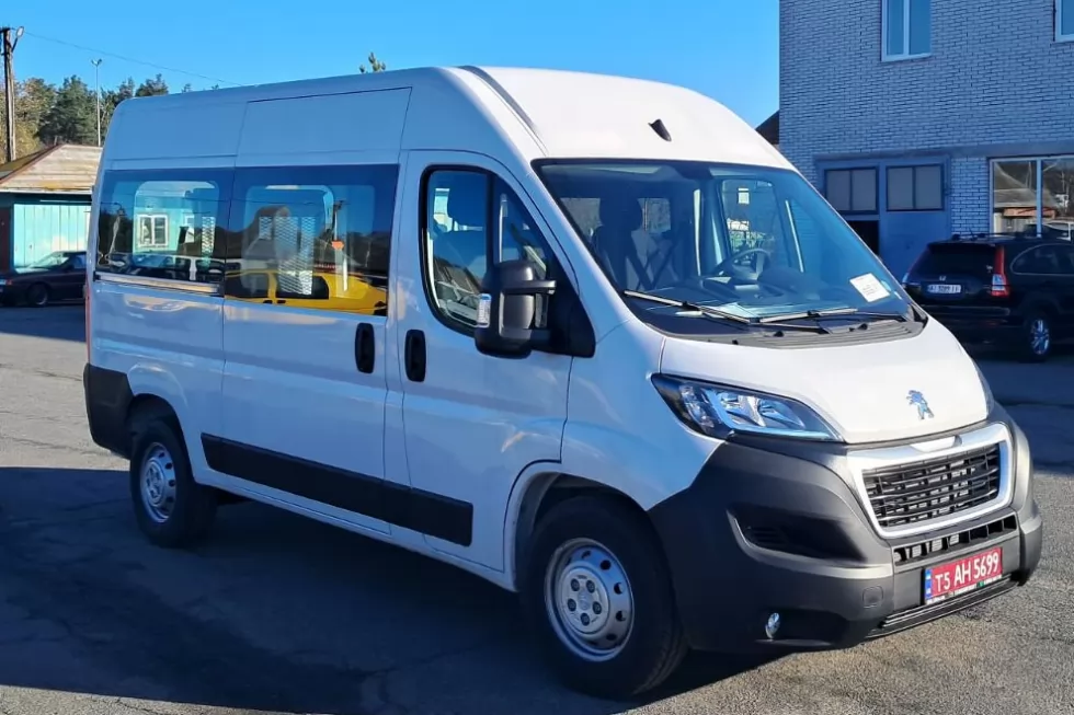 На базі PEUGEOT BOXER зроблено нову спецавтівку для перевезення осіб з обмеженими можливостями, фото 2