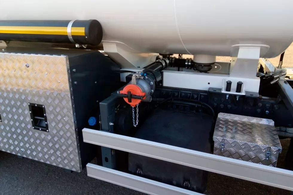 Техкомплект виготовив автопоїзд з автоцистернами 15,5 та 14 м <sup loading=