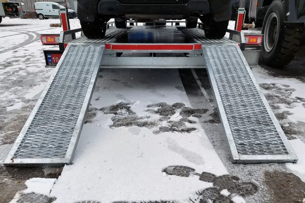 Виготовлено партію нових причепів для перевезення легкої будівельної техніки, фото 6