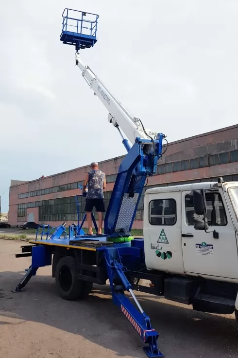 Для комунальників Пирятина зробили капремонт автогідропідйомника ВІПО-18 на ГАЗ-3309, фото 3