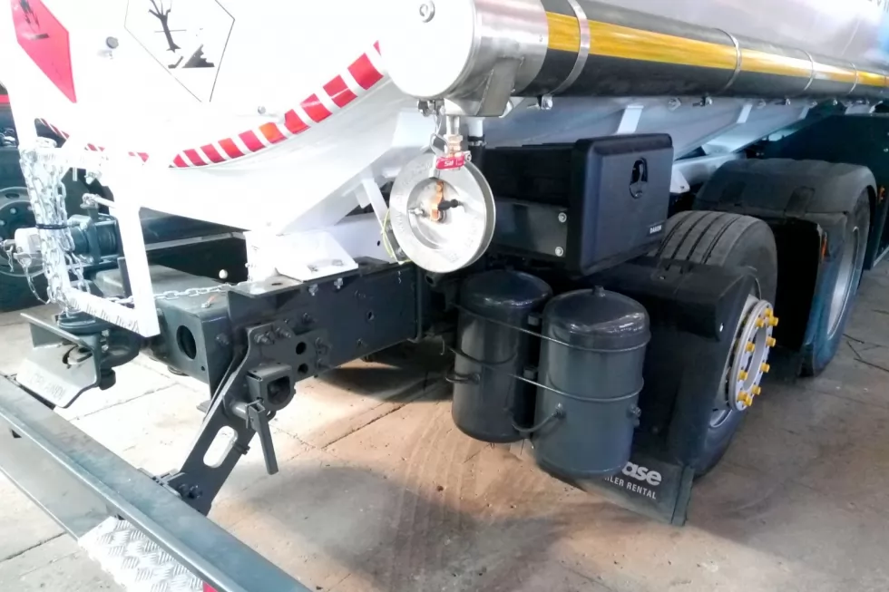 Техкомплект виготовив автопоїзд з автоцистернами 15,5 та 14 м <sup loading=