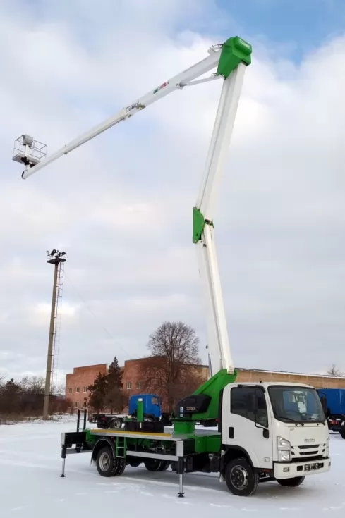 ISUZU NPR 75L - нове базове вантажне шасі для монтажу автогідропідйомників Comet, фото 4