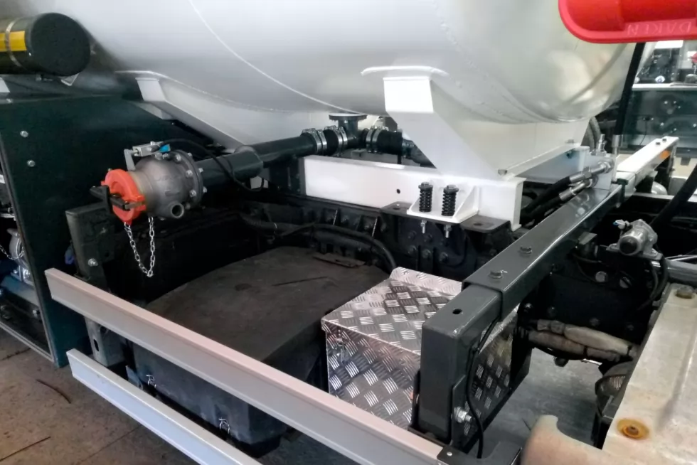 Техкомплект виготовив автопоїзд з автоцистернами 15,5 та 14 м <sup loading=