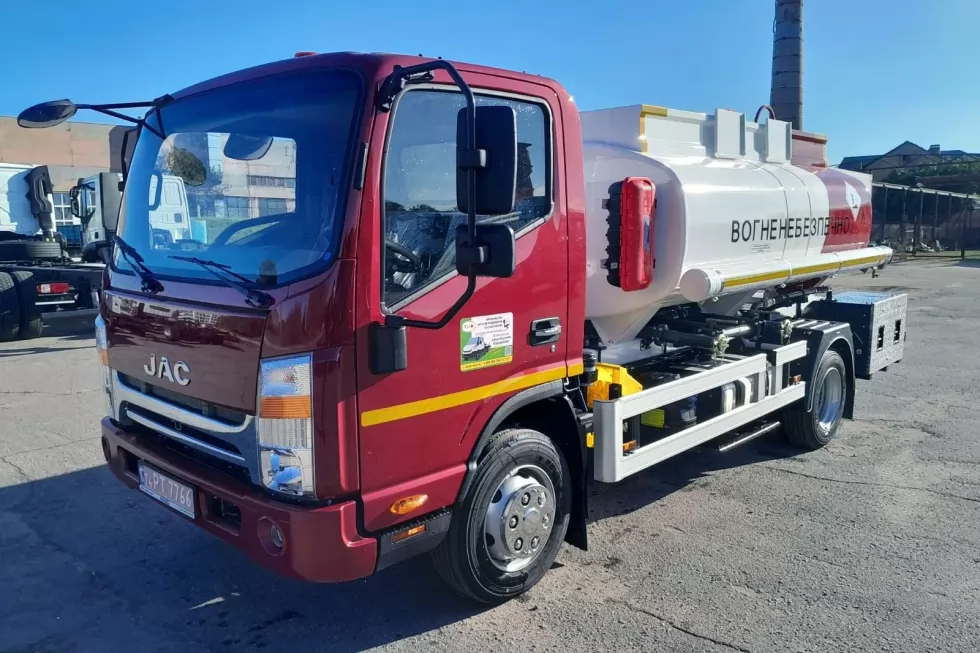 Готується до відвантаження автопаливозаправник на новій модифікації шасі JAC, фото 3