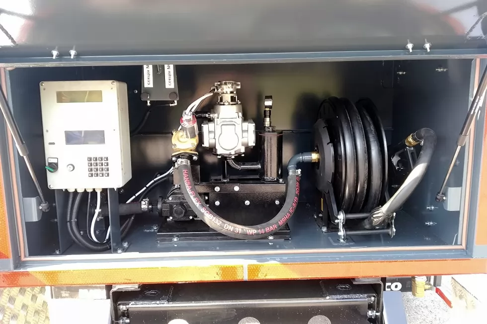 Техкомплект виконав перший монтаж автоцистерни на тягачі IVECO Stralis 400., фото 5