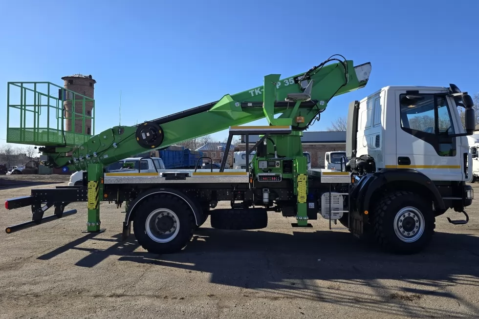 Енергетики Миколаївщини отримали потужну автовишку 35 м на повнопривідному шасі IVECO, фото 1