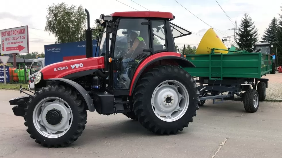 Відвантажили столичним комунальникам трактор із причепом та навісним обладнанням, фото 1