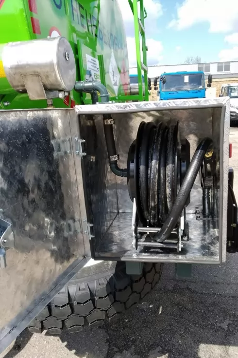 До стандартної моделі 5,5-кубового автопаливозаправника МАЗ-4371 додано додатковий конструктив., фото 8