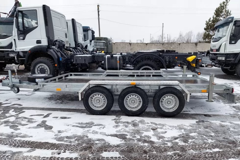 Виготовлено партію нових причепів для перевезення легкої будівельної техніки, фото 7