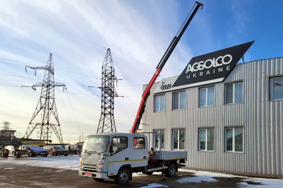 На бортову вантажівку JAC N56DC встановлено італійський кран-маніпулятор, фото 4