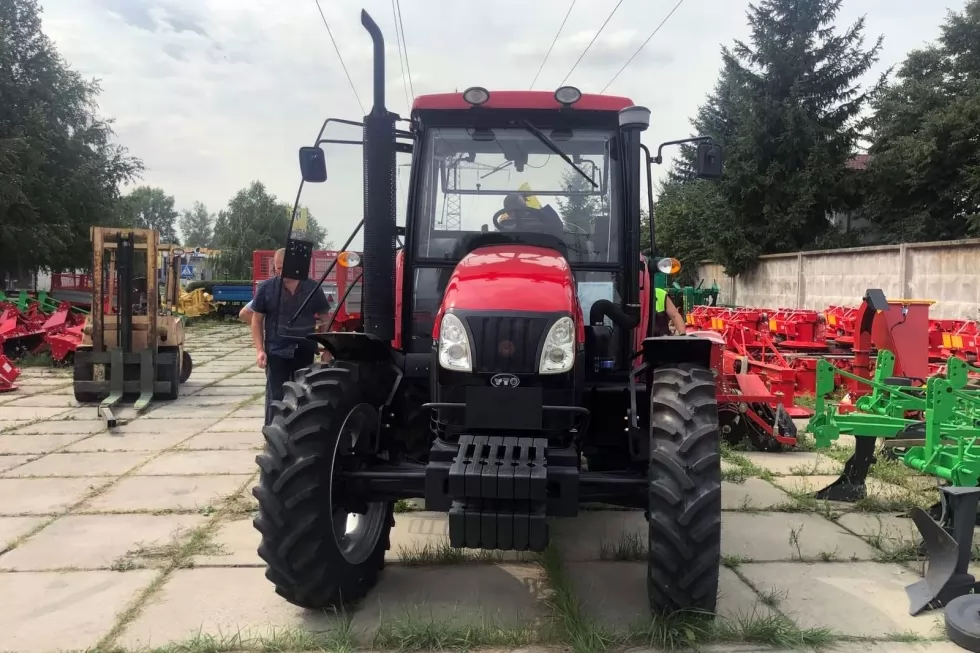 Відвантажили столичним комунальникам трактор із причепом та навісним обладнанням, фото 5