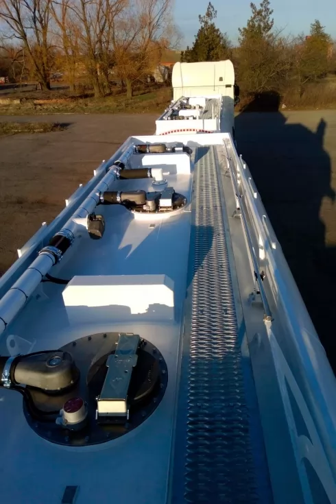 Техкомплект виготовив автопоїзд з автоцистернами 15,5 та 14 м <sup loading=