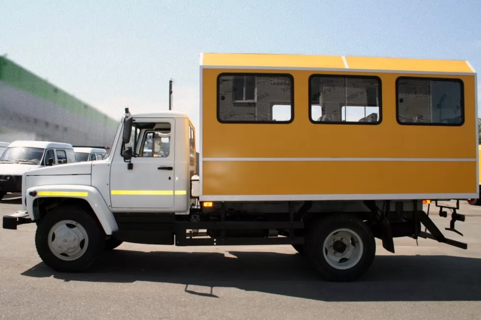 На базі давальницького шасі зроблено новий вахтовий фургон, фото 3