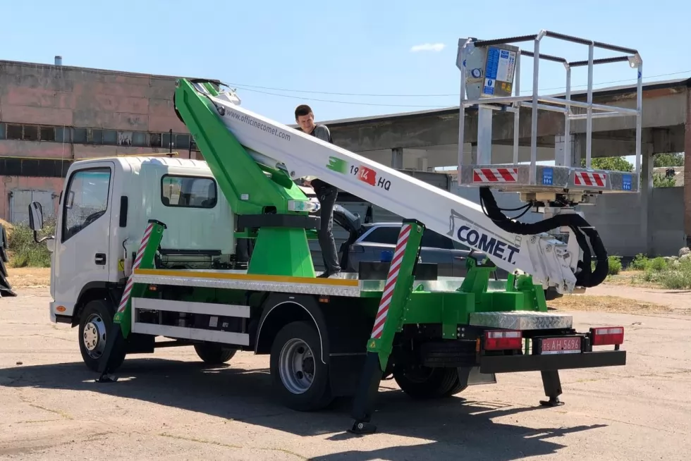 На Заводі спецтехніки Техкомплект вперше використали шасі JAC для монтажу автовишки Comet, фото 1