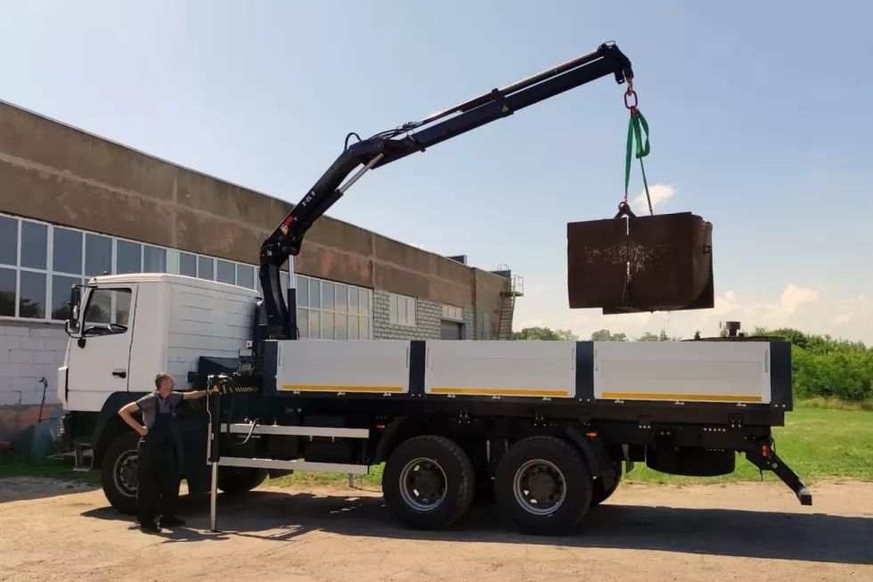 Виготовлено нову бортову платформу з краном-маніпулятором HIAB на базі МАЗ