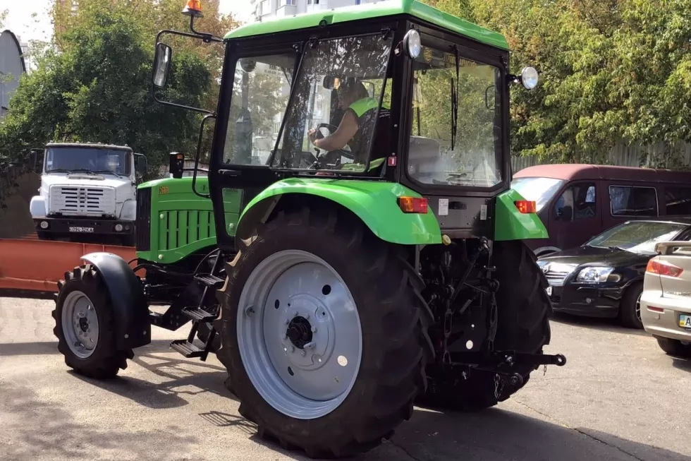 Відвантажили столичним комунальникам ще один трактор з навісним обладнанням, фото 7