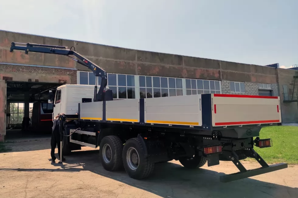 Виготовлено нову бортову платформу з краном-маніпулятором HIAB на базі МАЗ, фото 2