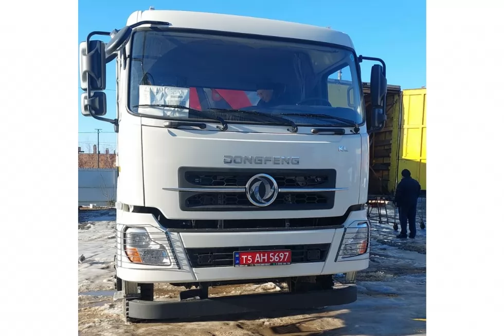 Виготовили бортову платформу з тентом та краном-маніпулятором на базі DONGFENG, фото 2