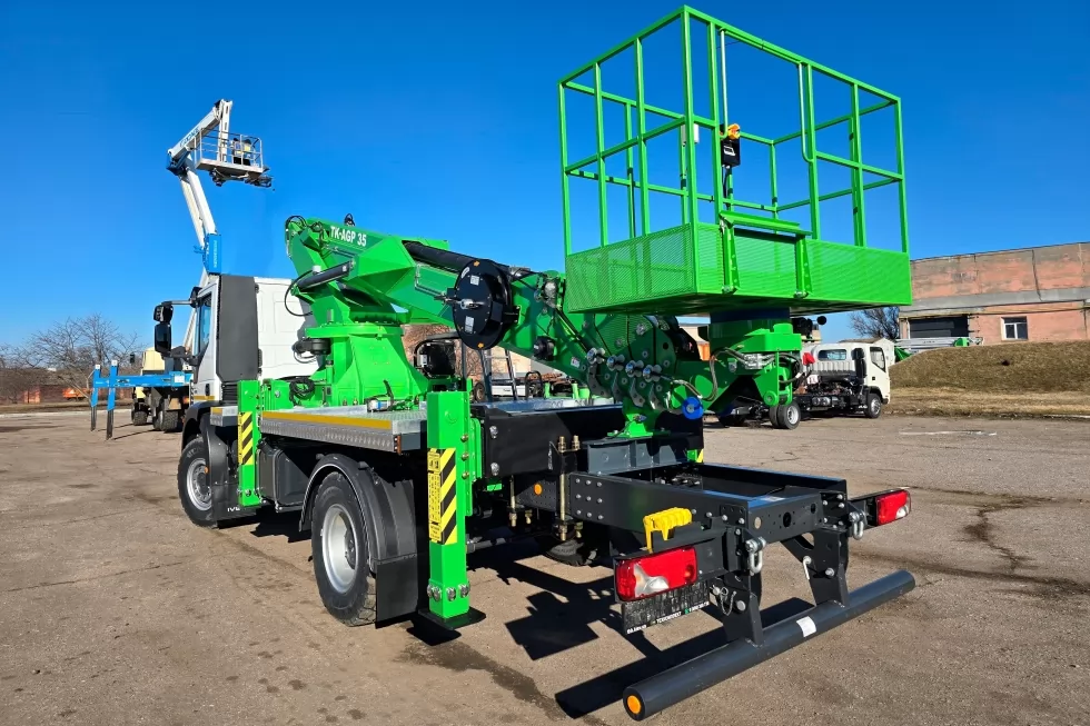 Енергетики Миколаївщини отримали потужну автовишку 35 м на повнопривідному шасі IVECO, фото 3