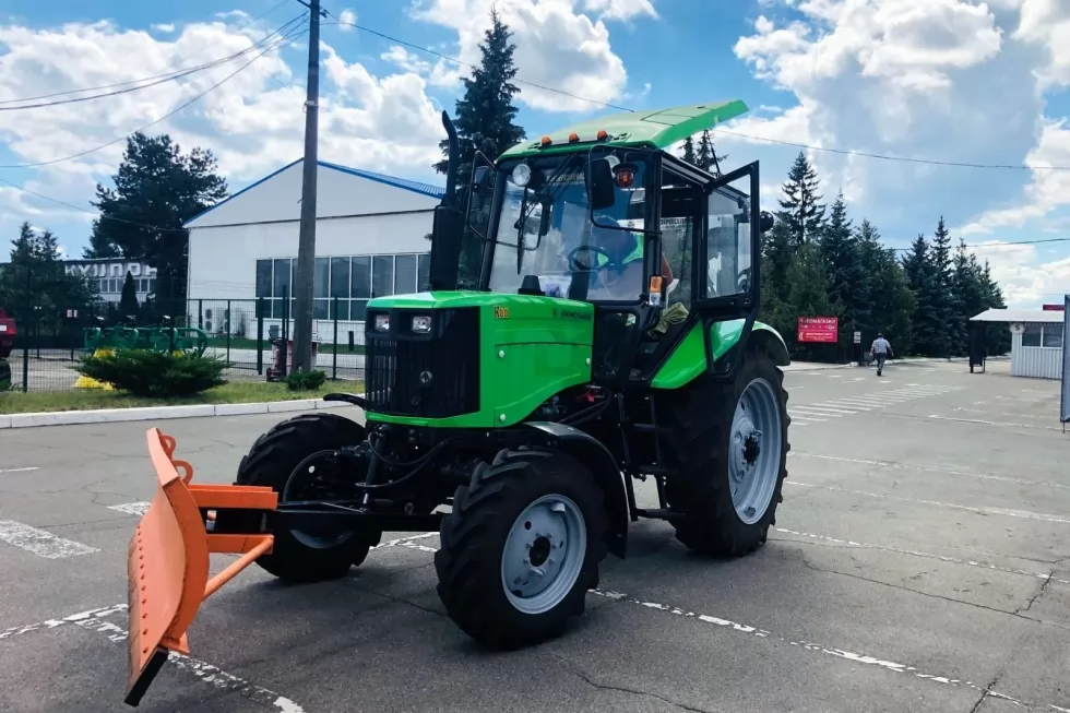 Відвантажили столичним комунальникам ще один трактор з навісним обладнанням, фото 10