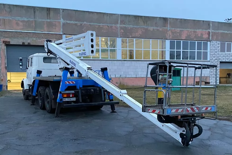 Відремонтовано італійський автогідропідйомник Oil & Steel Snake 2815 на базі КрАЗ-65053., фото 1